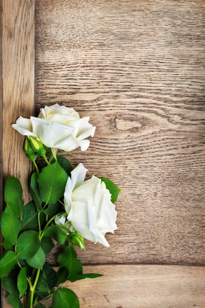 Weiße Rosen Strauß Hölzernen Hintergrund — Stockfoto