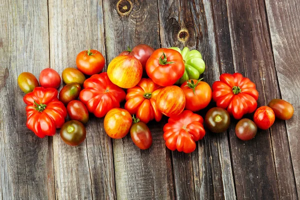 Färska Röda Tomater Gammal Träskiva — Stockfoto