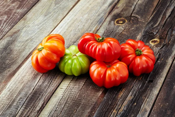 Färska Röda Tomater Gammal Träskiva — Stockfoto