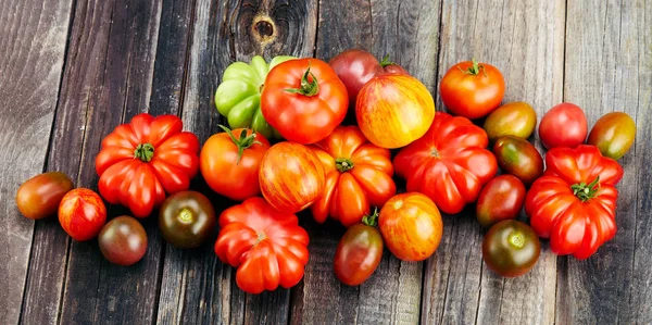 Färska Röda Tomater Gammal Träskiva — Stockfoto