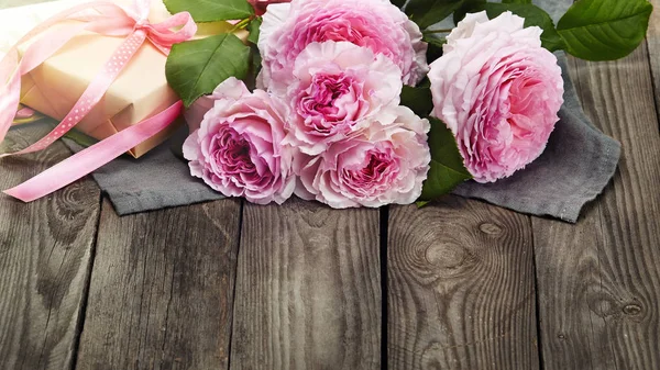 Ramo Rosas Rosadas Caja Regalo Sobre Fondo Madera — Foto de Stock