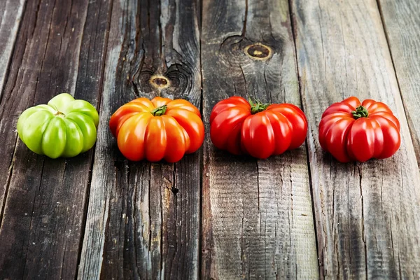 Tomates Sobre Fondo Madera — Foto de Stock