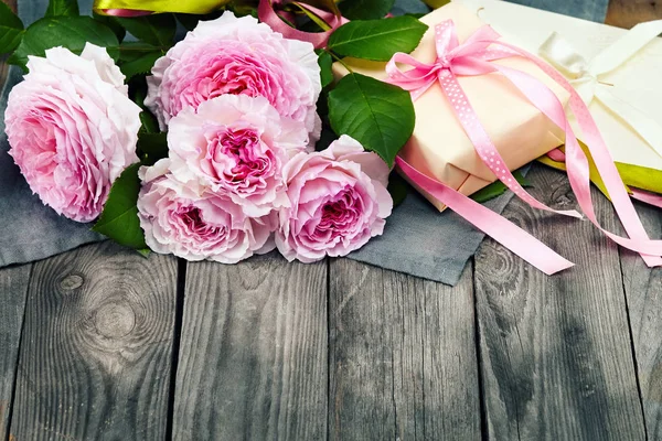 Ροζ Τριαντάφυλλα Μπουκέτο Και Κουτί Δώρου Ξύλινο Φόντο — Φωτογραφία Αρχείου