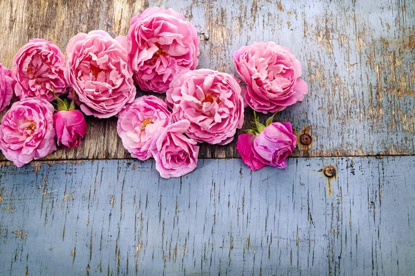 Ramo Rosas Rosadas Sobre Fondo Madera —  Fotos de Stock