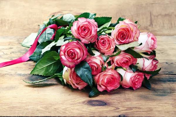 木制背景的粉红色玫瑰花束 — 图库照片