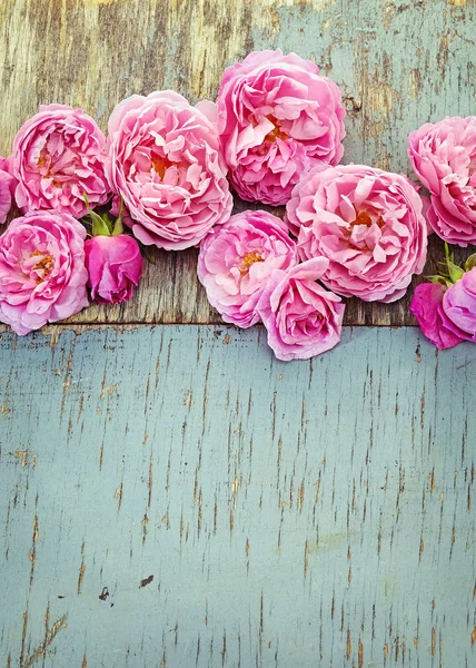 木制背景的粉红色玫瑰花束 图库图片