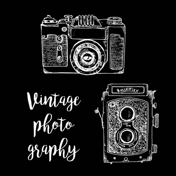 Vintage fotó kamera vektoros vázlat illusztráció. Hand Draw retro fotós kamera fehér kréta fekete fórumon háttér. — Stock Vector