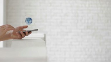 Eller toprak metalleri hologram ve anahtar kelime araştırma metni başlatmak. Geleceğin teknolojisi telefon adamla bir 3d projeksiyon modern beyaz bir arka plan üzerinde gösterilen