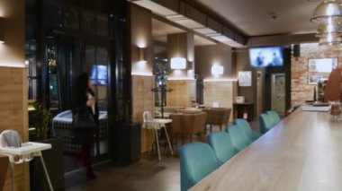 Mutlu bir restoranda kıvırcık saçlı güzel kız geliyor