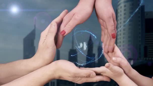 Мужские, женские и детские руки показывают голограмму Open — стоковое видео
