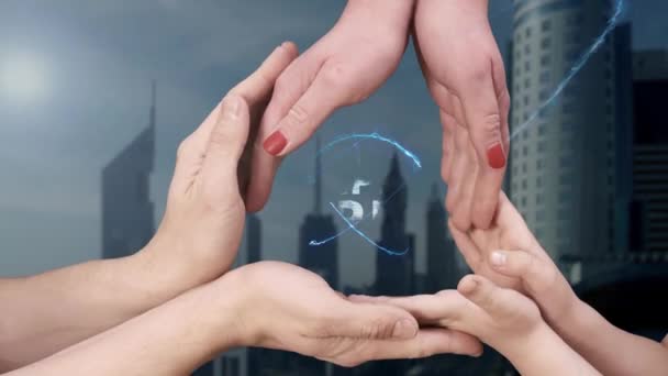 Hombres, mujeres y niños manos muestran un holograma Viaje feliz — Vídeos de Stock