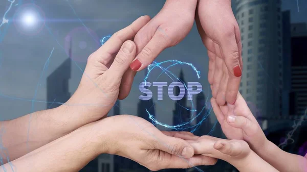 Le mani di uomini, donne e bambini mostrano un ologramma Stop — Foto Stock