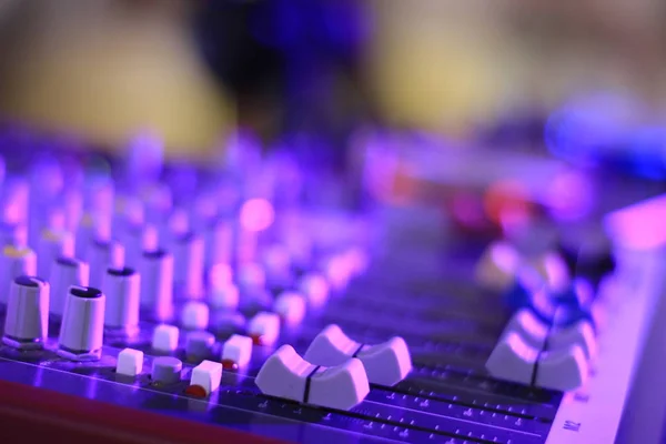 Panel sterowania Muzyka DJ w fioletowy promienie — Zdjęcie stockowe