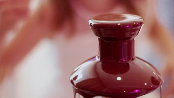 Palcem styka czekoladowa fontanna — Wideo stockowe