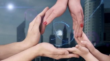 Mens, kadın ve çocuk eller bir hologram 3d parayı göster
