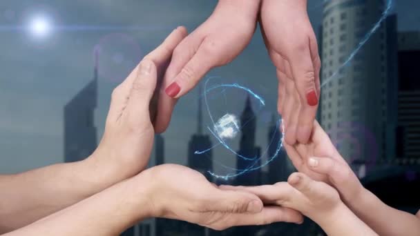 Мужские, женские и детские руки показывают голограмму 3D гантели — стоковое видео