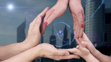 Bir hologram Robot Mens, kadın ve çocuk elleri göster