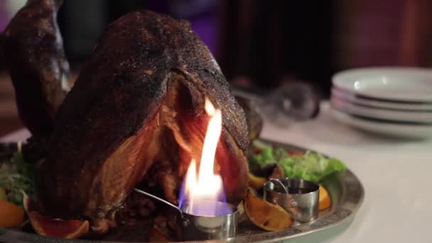 Cena de Navidad de Acción de Gracias o pavo con fondo colorido — Vídeos de Stock