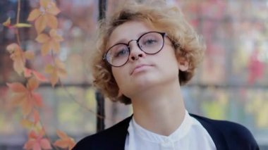 Gözlük kamera ve nods onaylayarak bakarak güzel mutlu sarışın kadınla