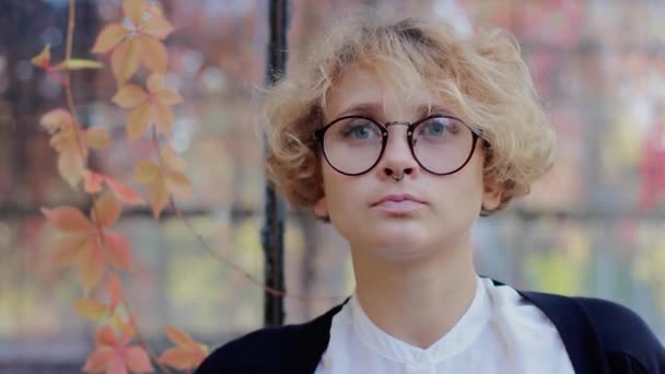 Beauté portrait, belle femme blonde caucasienne à lunettes, regardant la caméra — Video