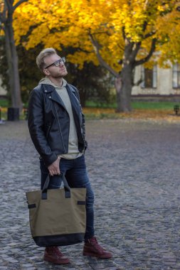 Akıllı gülümseyen adam rahat kıyafetler sol seyir ve yukarı