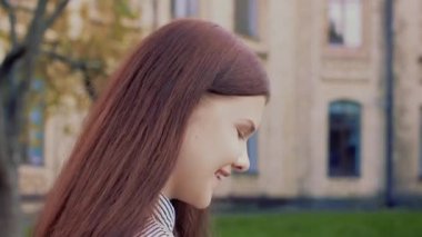 Duygusal video-portresi kırpışan güzel bir genç kız