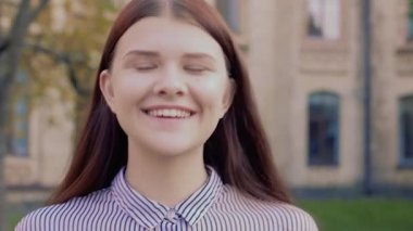 Duygusal ve atmosferik video-portre güzel bir genç kız