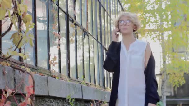 La blonde aux lunettes parle au téléphone — Video