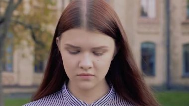 Duygusal video-portre rahatsız güzel genç kız. Mavi gözlü kahverengi saçlı Bayan üzgün görünüyor içine belgili tanımlık çerçevelemek