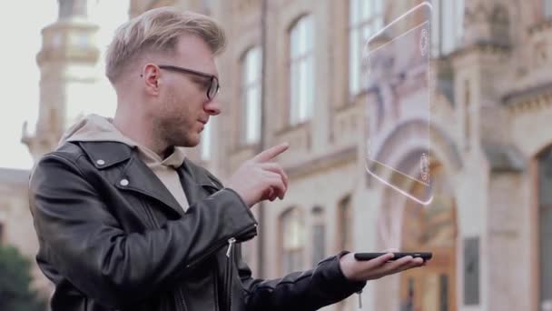 Jovem inteligente com óculos mostra um holograma conceitual Segurança de dados — Vídeo de Stock