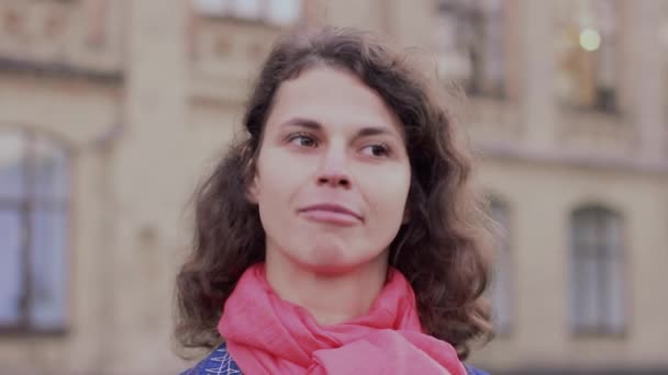 Emotivní video portrét souhlasně kývl ženy — Stock video