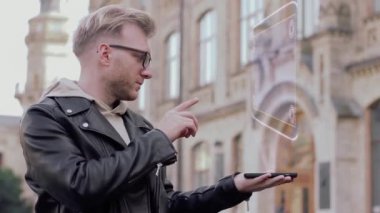 Akıllı genç adam gözlüklü kavramsal hologram Omnichannel gösterir