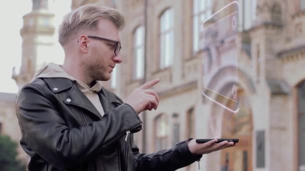 Smart ung man med glasögon visar en begreppsmässig hologram Web Design — Stockvideo