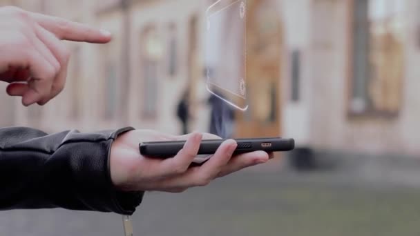 Mãos masculinas mostram no holograma conceitual HUD do smartphone Desenvolver — Vídeo de Stock