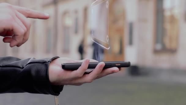 Les mains masculines montrent sur smartphone hologramme HUD conceptuel conduit qualifiés — Video