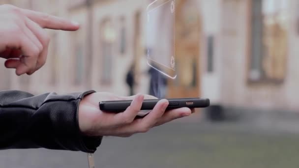 男性の手は スマート フォン概念 Hud ホログラム参照に表示されます 大学の背景をぼかしに将来の技術モバイル ホログラフィック スクリーンを持つ男 — ストック動画
