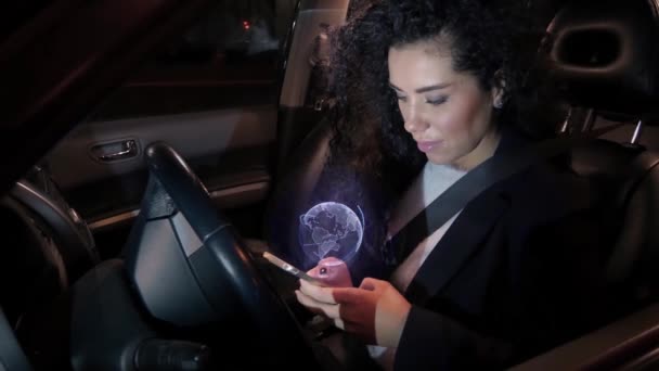 Lány megérinti holografikus navigációs érint képernyő mozgatható telefon-kormánykerék mögötti ülve — Stock videók