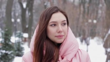 Kahverengi saçlı bir güzel ve memnun kadın anlaşması başını sallayarak portresi