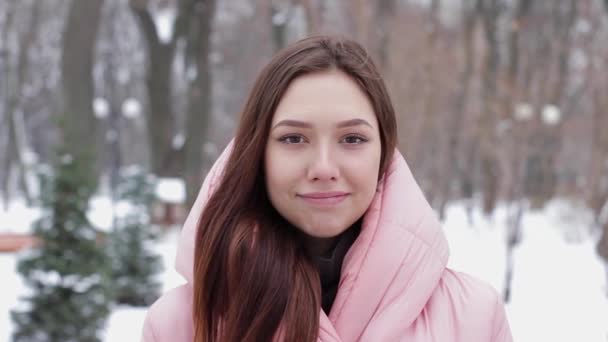 Portret van een mooi en lachende vrouw met bruin haar, knikken overeenkomst — Stockvideo