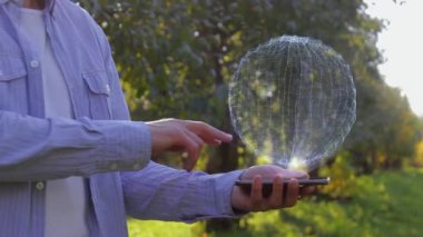 Tanınmayan adam metin dijital gezegen ile kavramsal hologram gösterir