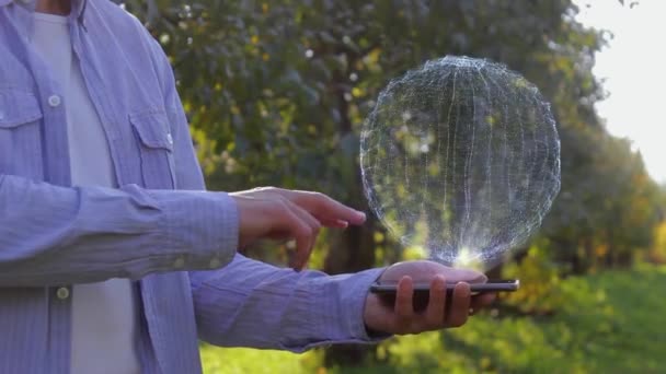 Homem irreconhecível mostra holograma conceitual com texto Construir — Vídeo de Stock