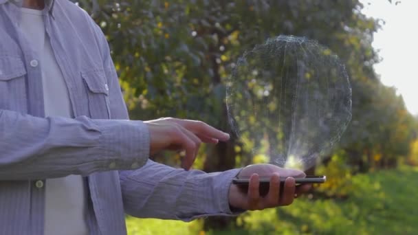 Homem irreconhecível mostra holograma conceitual com texto Navegação por satélite — Vídeo de Stock