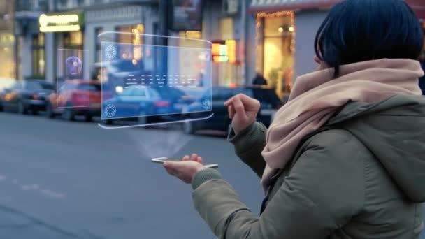 Wanita tak dikenal yang berdiri di jalan berinteraksi dengan HUD hologram dengan teks Saran — Stok Video
