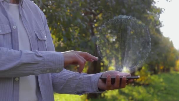 Un homme méconnaissable montre un hologramme conceptuel avec validation de texte — Video