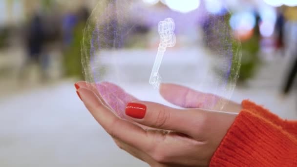 Manos femeninas sosteniendo un holograma conceptual con llave — Vídeos de Stock