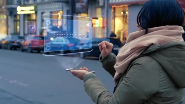 Wanita tak dikenal yang berdiri di jalan berinteraksi dengan hologram HUD dengan pemutakhiran teks — Stok Video