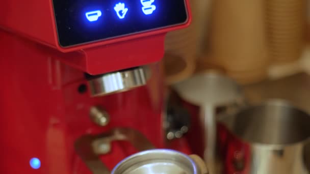 En elektrisk kaffekvarn Maler nyrostade kaffebönor i en filterhållare — Stockvideo