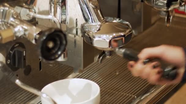 Налейте кофе из профессиональной машины в чашку — стоковое видео