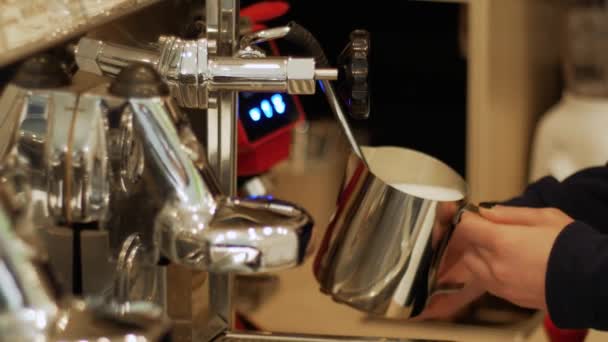 Milchschaum in einer professionellen Kaffeemaschine schlagen — Stockvideo