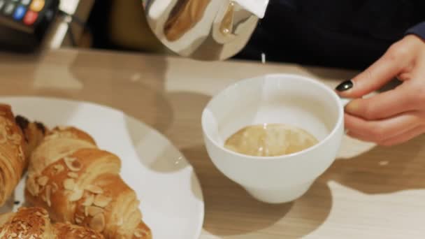 커피 한 잔에 붓는 우유 거품이 카푸치노를 만드는 바리 스타 소녀 — 비디오